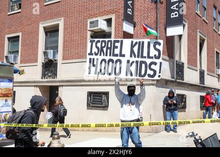 New York, États-Unis. 22 avril 2024. Pro-palestinien et pro-israélien s'affrontent devant l'Université Columbia, occupée par des manifestants pro-palestiniens à New York le 22 avril 2024. Le président AMÉRICAIN Joe Biden a condamné tout antisémitisme sur les campus universitaires le 21 avril 2024 alors que les manifestants pro-palestiniens à l'Université Columbia ont passé leur cinquième journée à exiger que l'école rompe les liens financiers avec Israël, un allié clé des États-Unis. Crédit : Brazil photo Press/Alamy Live News Banque D'Images