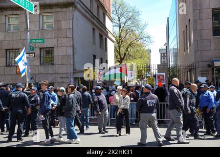 New York, États-Unis. 22 avril 2024. Pro-palestinien et pro-israélien s'affrontent devant l'Université Columbia, occupée par des manifestants pro-palestiniens à New York le 22 avril 2024. Le président AMÉRICAIN Joe Biden a condamné tout antisémitisme sur les campus universitaires le 21 avril 2024 alors que les manifestants pro-palestiniens à l'Université Columbia ont passé leur cinquième journée à exiger que l'école rompe les liens financiers avec Israël, un allié clé des États-Unis. Crédit : Brazil photo Press/Alamy Live News Banque D'Images