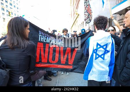 New York, États-Unis. 22 avril 2024. Pro-palestinien et pro-israélien s'affrontent devant l'Université Columbia, occupée par des manifestants pro-palestiniens à New York le 22 avril 2024. Le président AMÉRICAIN Joe Biden a condamné tout antisémitisme sur les campus universitaires le 21 avril 2024 alors que les manifestants pro-palestiniens à l'Université Columbia ont passé leur cinquième journée à exiger que l'école rompe les liens financiers avec Israël, un allié clé des États-Unis. Crédit : Brazil photo Press/Alamy Live News Banque D'Images