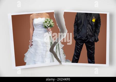 Concept de divorce. Photographie déchirée d'un couple à leur mariage avec fond rouge Banque D'Images