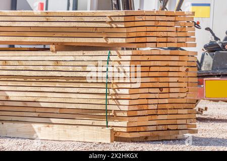 Pile de nouveaux goujons en bois au chantier de bois Banque D'Images