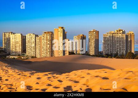 Vue sur les bâtiments de Concon depuis les dunes de sable, région de Valparaiso, Chili Banque D'Images