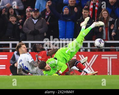 Middlesbrough, Royaume-Uni. 22 avril 2024. Emmanuel Latte Lath, de Middlesborough, est abattu avant qu'Isaiah Jones, de Middlesborough, marque son premier but du match lors du match Middlesbrough FC - Leeds United FC Sky Bet EFL Championship au Riverside Stadium, Middlesbrough, Angleterre, Royaume-Uni, le 22 avril 2024 crédit: chaque deuxième Media/Alamy Live News Banque D'Images