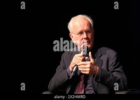 Harald Schmidt in Ein voellig unvorbereiteter Abend im Schlosspark Theater, Berlin-Steglitz-Zehlendorf, Deutschland, Europa, 22.04.2024. *** Harald Schmidt in Ein voellig unvorbereiteter Abend im Schlosspark Theater, Berlin Steglitz Zehlendorf, Allemagne, Europe, 22 04 2024 Banque D'Images