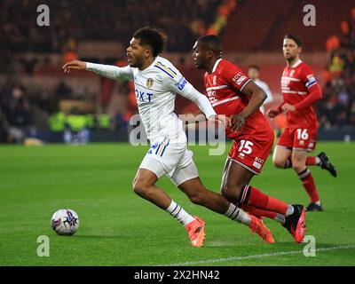 Middlesbrough, Royaume-Uni. 22 avril 2024. Georginio Rutter de Leeds United est faussé par Anfernee Dijksteel de Middlesborough dans la box de Middlesborough et reçoit une pénalité lors du match Middlesbrough FC vs Leeds United FC Sky Bet EFL Championship au Riverside Stadium, Middlesbrough, Angleterre, Royaume-Uni le 22 avril 2024 crédit: chaque deuxième Media/Alamy Live News Banque D'Images