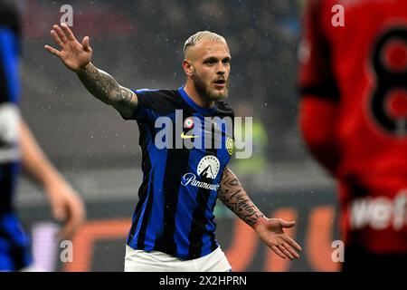 Milan, Italie. 22 avril 2024. Federico Dimarco du FC Internazionale fait des gestes lors du match de football Serie A entre l'AC Milan et le FC Internazionale au stade San Sirostadium à Milan (Italie), le 22 avril 2023. Crédit : Insidefoto di andrea staccioli/Alamy Live News Banque D'Images