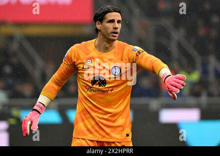 Milan, Italie. 22 avril 2024. Yann Sommer du FC Internazionale fait des gestes lors du match de football Serie A entre l'AC Milan et le FC Internazionale au stade San Sirostadium à Milan (Italie), le 22 avril 2023. Crédit : Insidefoto di andrea staccioli/Alamy Live News Banque D'Images