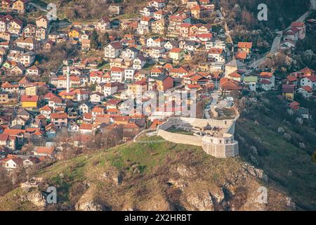 Le paysage urbain de Sarajevo se déploie dans une vue pittoresque, avec la forteresse blanche contrastant avec les couleurs vibrantes du paysage des Balkans. Banque D'Images