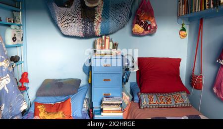 Domestique intérieur chambre personnes âgées couple bizarre rangé lit bleu chambre oreillers coussins filet à Londres maison Royaume-Uni Grande-Bretagne KATHY DEWITT Banque D'Images