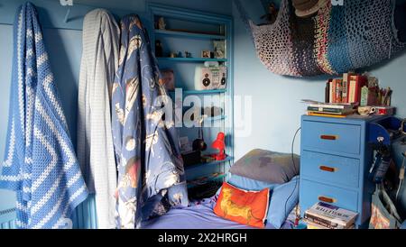 Couple de personne âgée excentrique chambre bleue bien rangée dans la maison domestique Londres Angleterre Royaume-Uni KATHY DEWITT Banque D'Images