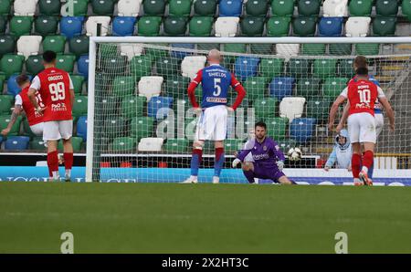 Windsor Park, Belfast, Irlande du Nord, Royaume-Uni. 22 avril 2024. Sports Direct Premiership – Linfield contre Larne. Action de la première équipe irlandaise du décideur de titre ce soir à Belfast. (Linfield en bleu). Andy Ryan (29) égalise pour Larne à partir du point de penalty pour faire le score 1-1. Crédit : CAZIMB/Alamy Live News. Banque D'Images