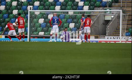 Windsor Park, Belfast, Irlande du Nord, Royaume-Uni. 22 avril 2024. Sports Direct Premiership – Linfield contre Larne. Action de la première équipe irlandaise du décideur de titre ce soir à Belfast. (Linfield en bleu). Andy Ryan (29) égalise pour Larne à partir du point de penalty pour faire le score 1-1. Crédit : CAZIMB/Alamy Live News. Banque D'Images