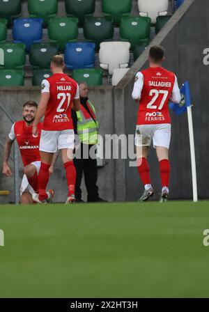 Windsor Park, Belfast, Irlande du Nord, Royaume-Uni. 22 avril 2024. Sports Direct Premiership – Linfield contre Larne. Action de la première équipe irlandaise du décideur de titre ce soir à Belfast. (Linfield en bleu). Andy Ryan (29) égalise pour Larne à partir du point de penalty pour faire le score 1-1. Crédit : CAZIMB/Alamy Live News. Banque D'Images