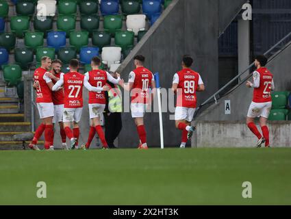 Windsor Park, Belfast, Irlande du Nord, Royaume-Uni. 22 avril 2024. Sports Direct Premiership – Linfield contre Larne. Action de la première équipe irlandaise du décideur de titre ce soir à Belfast. (Linfield en bleu). Andy Ryan (29) égalise pour Larne à partir du point de penalty pour faire le score 1-1. Crédit : CAZIMB/Alamy Live News. Banque D'Images