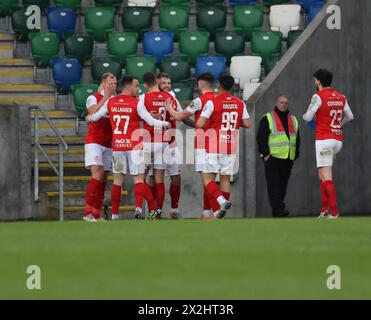 Windsor Park, Belfast, Irlande du Nord, Royaume-Uni. 22 avril 2024. Sports Direct Premiership – Linfield contre Larne. Action de la première équipe irlandaise du décideur de titre ce soir à Belfast. (Linfield en bleu). Andy Ryan (29) égalise pour Larne à partir du point de penalty pour faire le score 1-1. Crédit : CAZIMB/Alamy Live News. Banque D'Images