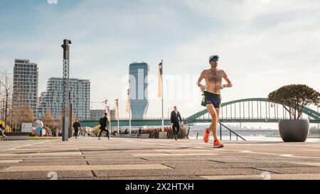 23 mars 2024, Belgrade, Serbie : le quai de Belgrade devient une piste pour les amateurs de fitness, avec des joggeurs et des coureurs embrassant la ville Banque D'Images