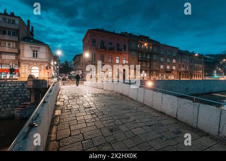 14 mars 2024, Sarajevo, Bosnie-Herzégovine : visite au crépuscule des monuments historiques de Sarajevo, y compris le pont latin, où Gavrilo Princip's a Banque D'Images