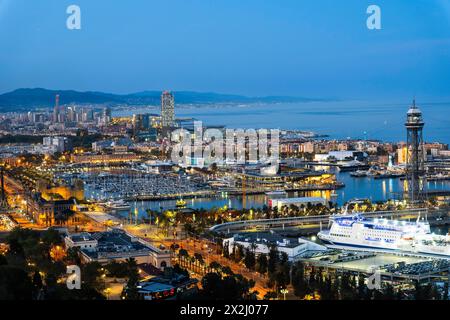 Vue sur le vieux port et la ville de Barcelone la nuit, Barcelone, Espagne Banque D'Images