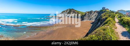 Panoramique de la plage d'Itzurun sans personnes dans le géoparc Flysch de la Côte Basque à Zumaia, Gipuzkoa Banque D'Images