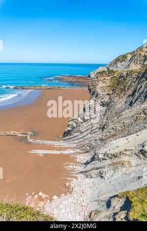 Itzurun plage sans personnes dans le géoparc Flysch de la Côte Basque à Zumaia, Gipuzkoa Banque D'Images