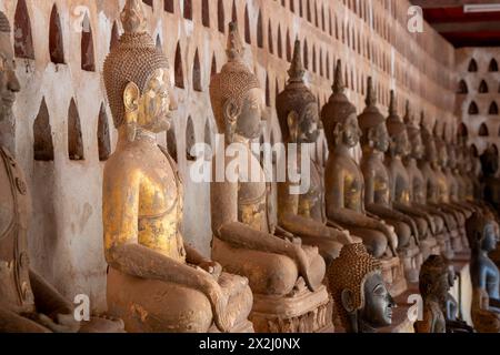 Anciennes statues de Bouddha dans la cour de Wat si Saket, Vientiane, province de Vientiane, Laos Banque D'Images