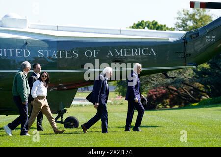 Washington, États-Unis. 22 avril 2024. Le président AMÉRICAIN Joe Biden marche avec le sénateur Bernie Sanders (I-VT) au bureau ovale de la Maison Blanche à son retour à Washington le 22 avril 2024. Photo de Yuri Gripas/ABACAPRESS.COM crédit : Abaca Press/Alamy Live News Banque D'Images