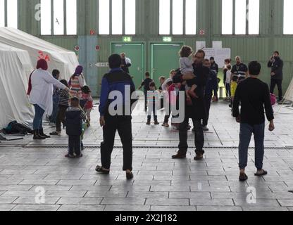 Enfants de réfugiés jouant entre tentes dans un abri d'urgence pour réfugiés le 9 décembre 2015 dans l'ancien hangar de l'aéroport Tempelhof de Berlin Banque D'Images