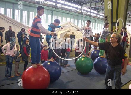 Enfants de réfugiés jouant entre tentes dans un abri d'urgence pour réfugiés le 9 décembre 2015 dans l'ancien hangar de l'aéroport Tempelhof de Berlin Banque D'Images