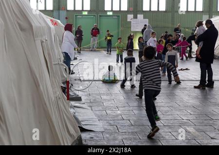 Enfants de réfugiés jouant entre tentes dans un abri d'urgence pour réfugiés le 9 décembre 2015 dans l'ancien hangar de l'aéroport Tempelhof de Berlin Banque D'Images