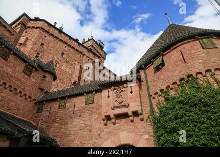 Hohkoenigsburg ou Hochkoenigsburg, en français : Château du Haut-Koenigsbourg, château de crête à l'extrémité orientale des Vosges près d'Orschwiller Banque D'Images