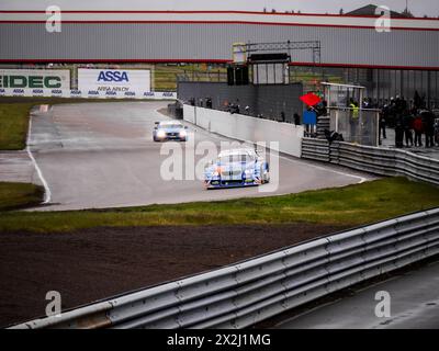 Voitures de course sur le circuit d'Anderstorp à Småland, dans le sud de la Suède. Banque D'Images