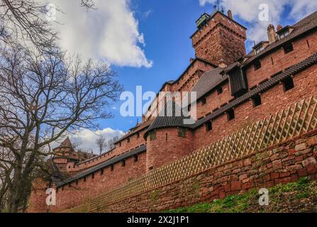 Hohkoenigsburg ou Hochkoenigsburg, en français : Château du Haut-Koenigsbourg, château de crête à l'extrémité orientale des Vosges près d'Orschwiller Banque D'Images