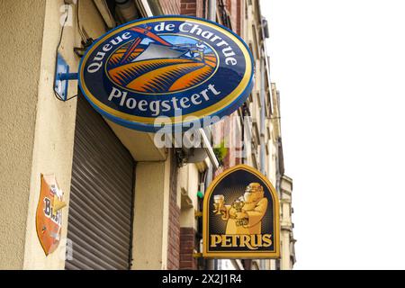 Cambrai, France - 21 mai 2023 : une collection d'enseignes de bière belges rondes et vibrantes montées sur le mur extérieur d'un bâtiment, mettant en vedette la brasserie traditionnelle Banque D'Images