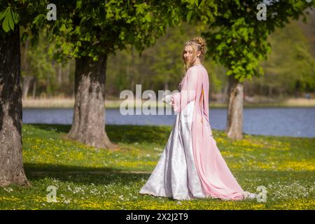 Cendrillon peut également être vu autour du château de Moritzburg au printemps. Le mannequin Tamara Kretschmer a une fois de plus glissé dans le rôle convoité de la légendaire Banque D'Images