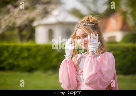 Cendrillon peut également être vu autour du château de Moritzburg au printemps. Le mannequin Tamara Kretschmer a une fois de plus glissé dans le rôle convoité de la légendaire Banque D'Images