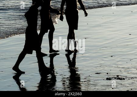 Salvador, Bahia, Brésil - 14 février 2019 : on voit des gens s'amuser sur la plage d'Ondina. Ville de Salvador, Bahia. Banque D'Images