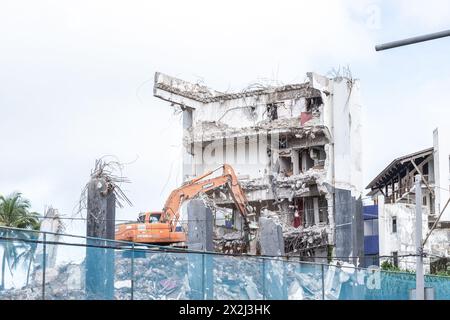 Salvador, Bahia, Brésil - 15 septembre 2019 : vue d'une excavatrice démolissant un ancien bâtiment dans la ville de Salvador, Bahia. Banque D'Images