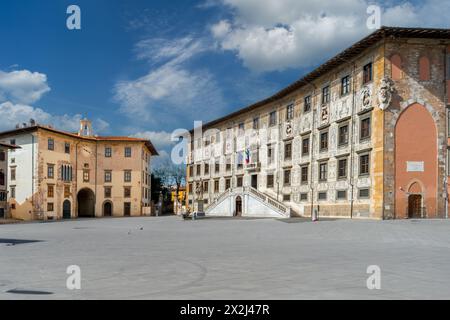 Pise, Italie - 05 avril 2024 : Piazza dei Cavalieri avec Palazzo della Carovana, maison de la Scuola normale Superiore et le bâtiment de l'horloge Banque D'Images