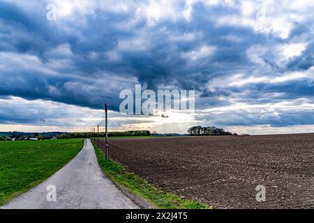 Chemin de campagne, épais, nuages de pluie noire, paysage dans le pays Bergisches, près de Halver, NRW, Allemagne, Banque D'Images