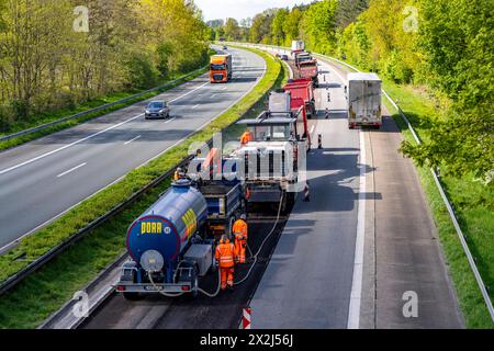 Autobahnbaustelle auf der A3 zwischen Hünxe und Emmerich, in beide Fahrtrichtungen, BEI Rees, Abfräsen der alten Asphaltschicht, auf über 80 KM wird die Fahrbahndecke komplett erneuert, über einen Zeitraum von April bis September 2024, Gilt als größte Baumassnahme dieser Art in Deutschland, NRW, Autobahnbautstelle *** chantier de construction d'autoroute sur l'A3 entre Hünxe et Emmerich, dans les deux sens, près de Rees, en broyant l'ancienne couche d'asphalte, la surface de la route sera entièrement renouvelée sur 80 km, sur une période d'avril à septembre 2024, est considéré comme la plus grande mesure de construction de Banque D'Images