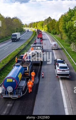 Autobahnbaustelle auf der A3 zwischen Hünxe und Emmerich, in beide Fahrtrichtungen, BEI Rees, Abfräsen der alten Asphaltschicht, auf über 80 KM wird die Fahrbahndecke komplett erneuert, über einen Zeitraum von April bis September 2024, Gilt als größte Baumassnahme dieser Art in Deutschland, NRW, Autobahnbautstelle *** chantier de construction d'autoroute sur l'A3 entre Hünxe et Emmerich, dans les deux sens, près de Rees, en broyant l'ancienne couche d'asphalte, la surface de la route sera entièrement renouvelée sur 80 km, sur une période d'avril à septembre 2024, est considéré comme la plus grande mesure de construction de Banque D'Images