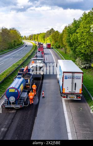 Autobahnbaustelle auf der A3 zwischen Hünxe und Emmerich, in beide Fahrtrichtungen, BEI Rees, Abfräsen der alten Asphaltschicht, auf über 80 KM wird die Fahrbahndecke komplett erneuert, über einen Zeitraum von April bis September 2024, Gilt als größte Baumassnahme dieser Art in Deutschland, NRW, Autobahnbautstelle *** chantier de construction d'autoroute sur l'A3 entre Hünxe et Emmerich, dans les deux sens, près de Rees, en broyant l'ancienne couche d'asphalte, la surface de la route sera entièrement renouvelée sur 80 km, sur une période d'avril à septembre 2024, est considéré comme la plus grande mesure de construction de Banque D'Images