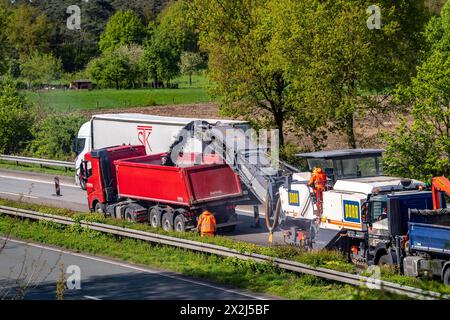 Autobahnbaustelle auf der A3 zwischen Hünxe und Emmerich, in beide Fahrtrichtungen, BEI Rees, Abfräsen der alten Asphaltschicht, auf über 80 KM wird die Fahrbahndecke komplett erneuert, über einen Zeitraum von April bis September 2024, Gilt als größte Baumassnahme dieser Art in Deutschland, NRW, Autobahnbautstelle *** chantier de construction d'autoroute sur l'A3 entre Hünxe et Emmerich, dans les deux sens, près de Rees, en broyant l'ancienne couche d'asphalte, la surface de la route sera entièrement renouvelée sur 80 km, sur une période d'avril à septembre 2024, est considéré comme la plus grande mesure de construction de Banque D'Images