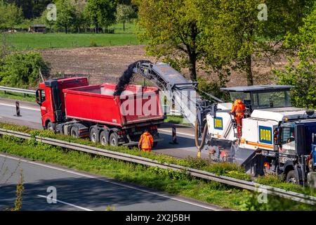 Autobahnbaustelle auf der A3 zwischen Hünxe und Emmerich, in beide Fahrtrichtungen, BEI Rees, Abfräsen der alten Asphaltschicht, auf über 80 KM wird die Fahrbahndecke komplett erneuert, über einen Zeitraum von April bis September 2024, Gilt als größte Baumassnahme dieser Art in Deutschland, NRW, Autobahnbautstelle *** chantier de construction d'autoroute sur l'A3 entre Hünxe et Emmerich, dans les deux sens, près de Rees, en broyant l'ancienne couche d'asphalte, la surface de la route sera entièrement renouvelée sur 80 km, sur une période d'avril à septembre 2024, est considéré comme la plus grande mesure de construction de Banque D'Images