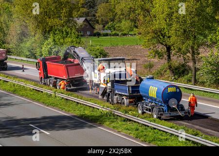 Autobahnbaustelle auf der A3 zwischen Hünxe und Emmerich, in beide Fahrtrichtungen, BEI Rees, Abfräsen der alten Asphaltschicht, auf über 80 KM wird die Fahrbahndecke komplett erneuert, über einen Zeitraum von April bis September 2024, Gilt als größte Baumassnahme dieser Art in Deutschland, NRW, Autobahnbautstelle *** chantier de construction d'autoroute sur l'A3 entre Hünxe et Emmerich, dans les deux sens, près de Rees, en broyant l'ancienne couche d'asphalte, la surface de la route sera entièrement renouvelée sur 80 km, sur une période d'avril à septembre 2024, est considéré comme la plus grande mesure de construction de Banque D'Images