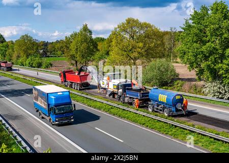 Autobahnbaustelle auf der A3 zwischen Hünxe und Emmerich, in beide Fahrtrichtungen, BEI Rees, Abfräsen der alten Asphaltschicht, auf über 80 KM wird die Fahrbahndecke komplett erneuert, über einen Zeitraum von April bis September 2024, Gilt als größte Baumassnahme dieser Art in Deutschland, NRW, Autobahnbautstelle *** chantier de construction d'autoroute sur l'A3 entre Hünxe et Emmerich, dans les deux sens, près de Rees, en broyant l'ancienne couche d'asphalte, la surface de la route sera entièrement renouvelée sur 80 km, sur une période d'avril à septembre 2024, est considéré comme la plus grande mesure de construction de Banque D'Images