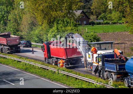 Autobahnbaustelle auf der A3 zwischen Hünxe und Emmerich, in beide Fahrtrichtungen, BEI Rees, Abfräsen der alten Asphaltschicht, auf über 80 KM wird die Fahrbahndecke komplett erneuert, über einen Zeitraum von April bis September 2024, Gilt als größte Baumassnahme dieser Art in Deutschland, NRW, Autobahnbautstelle *** chantier de construction d'autoroute sur l'A3 entre Hünxe et Emmerich, dans les deux sens, près de Rees, en broyant l'ancienne couche d'asphalte, la surface de la route sera entièrement renouvelée sur 80 km, sur une période d'avril à septembre 2024, est considéré comme la plus grande mesure de construction de Banque D'Images