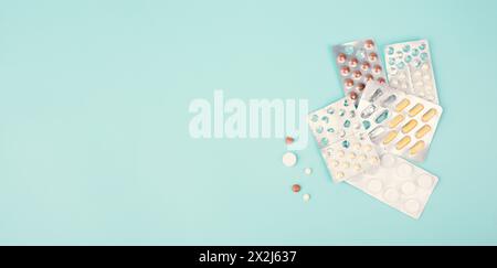 Pilules avec médicaments, dépendance aux suppléments et surdose, prescription de médicaments, comprimés de pharmacie, soins de santé et traitement Banque D'Images