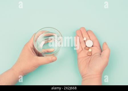 Pilules avec médicaments, dépendance aux suppléments et surdose, prescription de médicaments, comprimés de pharmacie, soins de santé et traitement Banque D'Images