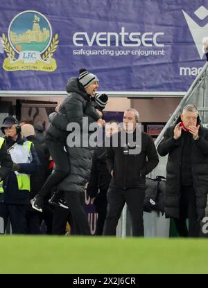 Windsor Park, Belfast, Irlande du Nord, Royaume-Uni. 22 avril 2024. Sports Direct Premiership – Linfield contre Larne. Première place irlandaise remportée par Larne ce soir après leur tirage au sort de 1-1 à Linfield. Credit : le manager de Larne, Tiernan Lynch, célèbre au coup de sifflet final. Crédit : CAZIMB/Alamy Live News. Banque D'Images